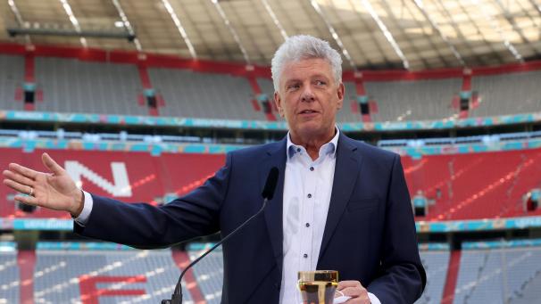 <p>Hat dadurch, dass er die Regenbogenaktion als Protest gegen ein ungarisches Gesetz deklarierte, den Regenbogen zu einem politischen Symbol gemacht und die Entscheidung der UEFA gegen die Aktion provoziert: Münchens Oberbürgermeister Dieter Reiter. Ein klassisches Eigentor.</p>