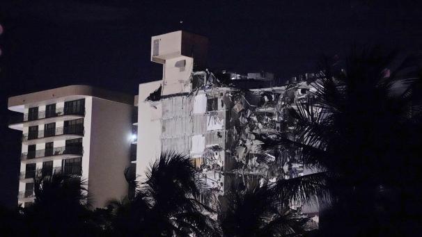 <p>Nahe Miami Beach ist am Donnerstagmorgen (MESZ) ein mehrstöckiges Wohnhaus teilweise eingestürzt.</p>