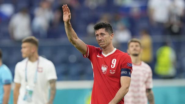 <p>Niedergeschlagen verabschiedete sich Weltfußballer Robert Lewandowski am Mittwoch von der EM.</p>