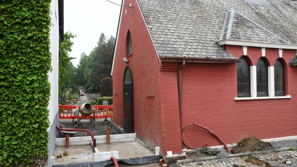 <p>Neben der Eupener Friedhofskapelle sind die Arbeiten derzeit in vollem Gange.</p>