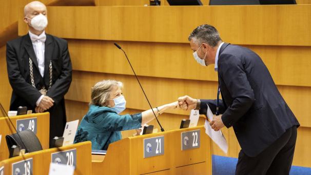 <p>Pascal Arimont mit der für Regionalpolitik zuständigen EU-Kommissarin Elisa Ferreira (links sitzend).</p>