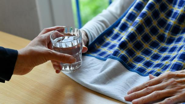 <p>Eine Pflegerin reicht einer alten Frau ein Glas Wasser: Pflegehilfen aus Osteuropa sind in vielen Familien der gute Geist, ohne den die Pflege von Oma und Opa kaum machbar wäre. Sie leisten oft 24-Stunden-Betreuung und bekommen wenig Geld. Das muss sich nach einem Grundsatzurteil ändern.</p>
