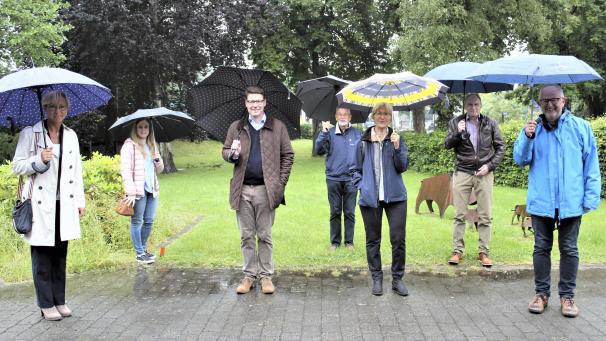 <p>Nicht im Regen stehen gelassen fühlten sich Benedikt Magrean (r.) und Dorothee Lausberg (Dritter von rechts), und die Vertreter und Vertreterinnen der Rotarier und der Firma M3Connect waren nicht mit leeren Händen gekommen.</p>