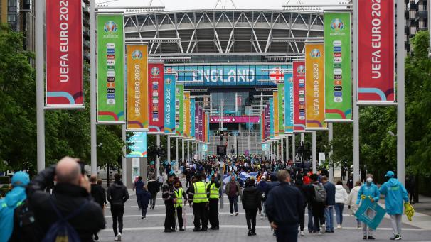 <p>Hauptsächlich Heimfans dürfen ins Wembley-Stadion.</p>