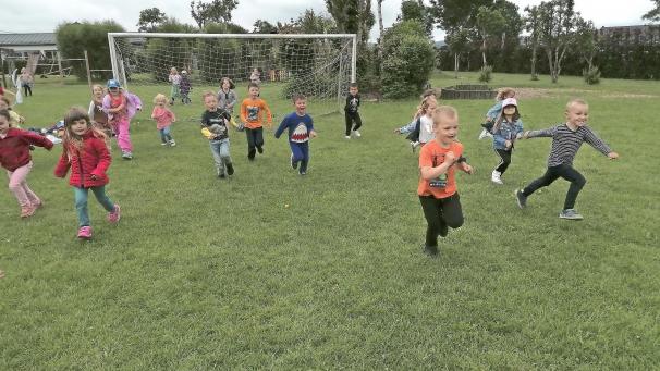<p>Auf die Plätze, fertig, los: Groß und klein waren beim Frühlingslauf mit dabei, hier in der Gemeindeschule Amel.</p>