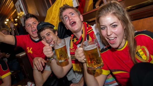 <p>Pünktlich zum Achtelfinalspiel der Roten Teufel wird die Sperrstunde für Cafés verlängert.</p>