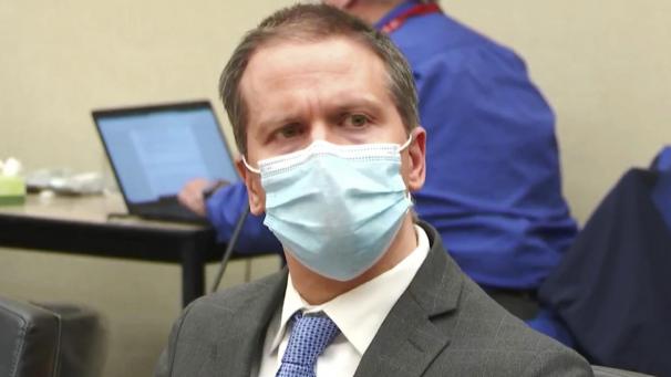 <p>Angeklagter, ehemaliger Minneapolis Polizist Derek Chauvin, hört das Urteil bei seinem Prozess.</p>