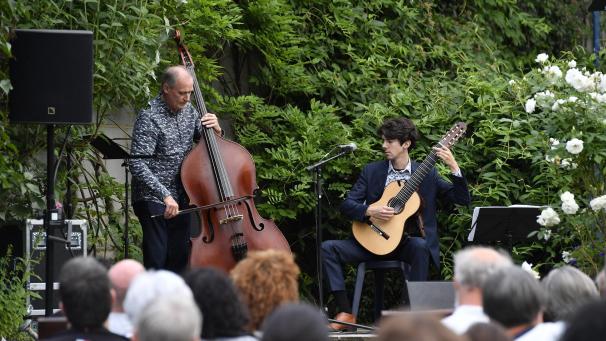 <p>Klassische südamerikanische Musik und eigene Kompositionen des Duo Luz Da Lua genossen die Teilnehmer im Garten Schumacher.</p>