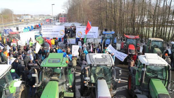 <p>Diese Aufnahme entstand im Jahr 2019 am Autobahngrenzübergang Lichtenbusch, wo Landwirte gegen das geplante Ceta-Abkommen protestierten. Auch dabei handelte es sich um ein Freihandelsabkommen.</p>