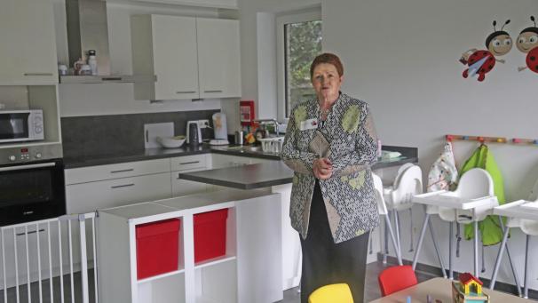 <p>Im April 2018 eröffnete Doris Hansen-Hermann das erste Tagesmütterhaus für die Betreuung von 18 Kleinkindern in Eynatten. Im Juni 2020 wurde ein zweiter Standort in Betrieb genommen, am 17. Mai 2021 ein dritter (mit je zwölf Betreuungsplätzen). Elf Mitarbeiterinnen werden beschäftigt.</p>