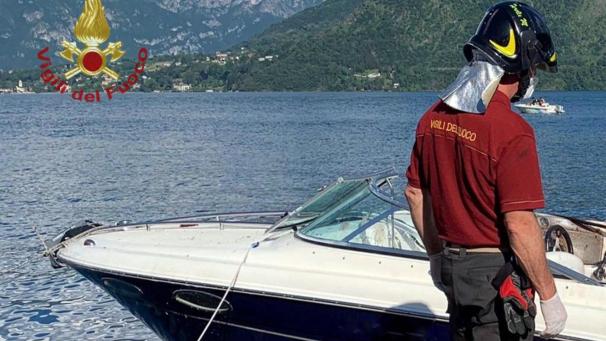 <p>Ein Feuerwehrmann steht neben einem Motorboot, das auf dem Comer See mit einem anderen Motorboot zusammengestoßen war. Die italienische Justiz stellte eine junge Frau aus Belgien unter Hausarrest.</p>