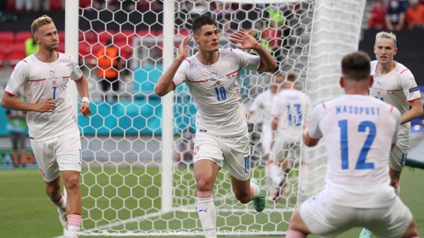 <p>Patrick Schick (Mitte) erhöhte in der Schlussphase auf 2:0.</p>