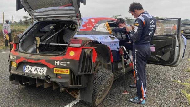 <p>Den Sieg fast vor Augen schieden Thierry Neuville und Martijn Wydaeghe (Hyundai) mit einem Stoßdämpferschaden aus.</p>