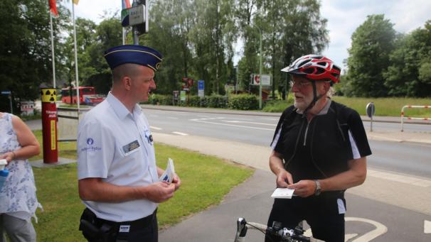 <p>Der Raerener Kommissariatsleiter Harald Meyer (links) sensibilisiert für ein gesundes Miteinander auf der Ravel-Strecke.</p>