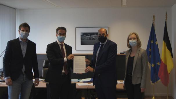 <p>Das „Brussels Democracy Forum“ übergibt seine Empfehlungen dem Staatssekretär für Digitalisierung, Mathieu Michel: Von links nach rechts: Sébastien Dewailly, Daniel Hilligsmann, Mathieu Michel, Audrey Henry.</p>