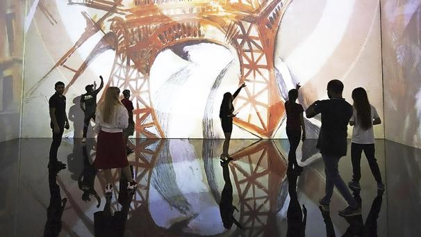 <p>Eine Besonderheit der Ausstellung: Der Besucher nimmt im Zentrum des Raumes Platz und kann den Rundblick von Leinwand zu Leinwand und ebenso zu den Projektionen auf dem Boden schweifen lassen und so förmlich eintauchen in diese Bilder- und Farbenwelt.</p>