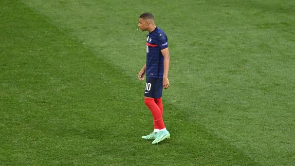 <p>Kylian Mbappé war nach dem verschossenen Elfmeter am Ende ganz einsam.</p>