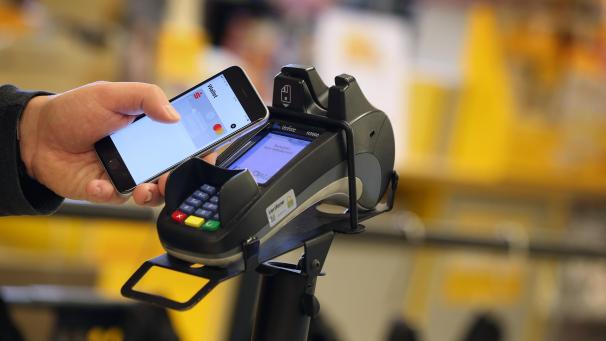 <p>Die Menschen in Deutschland versuchen in der Corona-Krise, Zahlungen mit Bargeld so oft es geht zu vermeiden. Das hat eine repräsentative Umfrage im Auftrag des Digitalverbands Bitkom ergeben.</p>