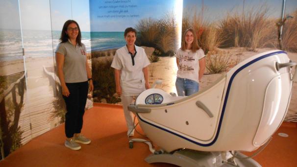 <p>Claudine Kalbusch, Beate Plattes und Katja Paulis in dem neu hergerichteten Badezimmer.</p>