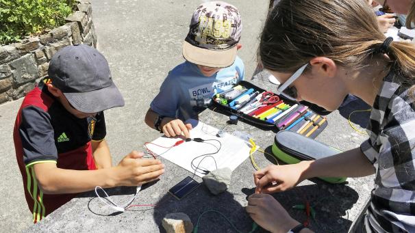 <p>In kleinen Ateliers durften die Borner Schüler eigene Stromkreise bauen.</p>