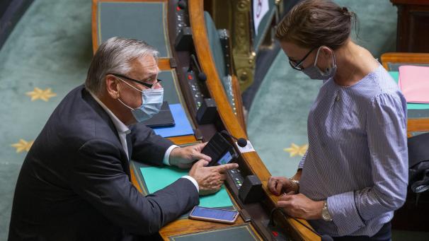 <p>Patrick Dewael (l., im Gespräch mit Kattrin Jadin) warnte vor Verfahrensmissbrauch.</p>