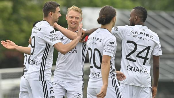 <p>Prevljak (l.) traf vom Elfmeterpunkt.</p>