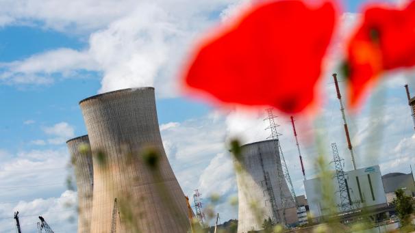 <p>Der Betreiber der belgischen Atomkraftwerke (hier thiange), Electrabel, hat den Atomstrom wegen mangelnder Planungssicherheit abgeschrieben. Eine vergleichbare und verlässliche Alternative gibt es, trotz steigenden Strombedarfs, nicht.</p>
