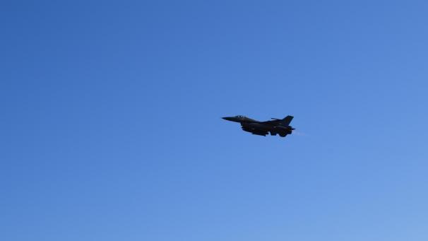 <p>Diese Aufnahme zeigt einen belgischen F16-Flieger, der am 5. März 2021 über der Militärbasis Kleine Brogel (Provinz Limburg) fliegt.</p>