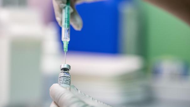 <p>Ein vollständiger Impfschutz mit zwei Dosen der Mittel von Biontech/Pfizer oder Astrazeneca verhindert einer britischen Datenanalyse zufolge sehr gut schwere Krankheitsverläufe bei der Delta-Variante des Coronavirus.</p>