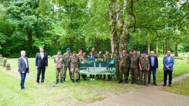 <p>Die deutschen und belgischen Reservisten, darunter Patrick Vermeulen aus Mirfeld (4.v.r.) wurden für ihren pflegerischen Einsatz auf der deutschen Begräbnisstätte Esterwegen/Bockhorst geehrt.</p>