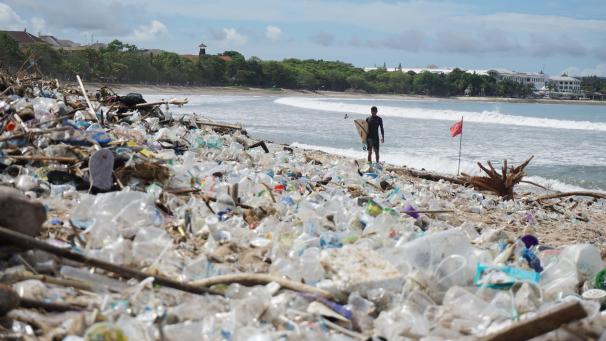 <p>Angespülter Müll liegt am Kuta Beach. Balis ikonische Strände sind mit Tonnen von Müll bedeckt.</p>