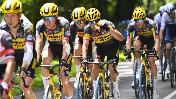 <p>Primoz Roglic (mit Trinkflasche) setzt auf die Stärke seines Teams.</p>