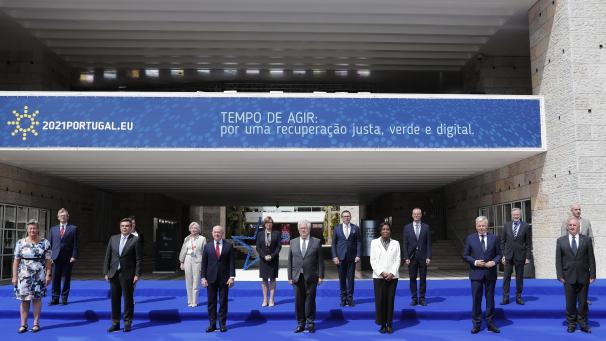 <p>Ylva Johansson (vorne, l-r), EU-Innenkommissarin, Margaritis Schinas, Vizepräsident der Europäischen Kommission, Alejandro Mayorkas, Minister für Innere Sicherheit und Heimatschutz der USA, Eduardo Cabrita, Innenminister von Portugal, Francisca Van Dunem, Justizministerin von Portugal, Didier Reynders, EU-Justizkommissar, und Ales Hojs, Innenminister von Slowenien, stehen während eines Treffens der Justiz- und Innenminister der EU und der USA im Kulturzentrum Belem für ein Foto zusammen.</p>