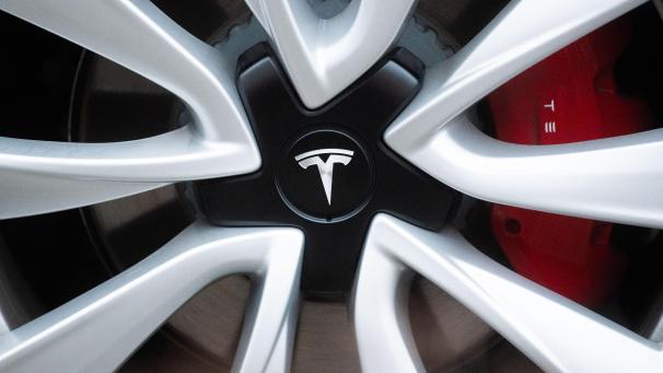 <p>Tesla, Inc. ist ein US-amerikanisches Unternehmen, das Elektroautos sowie Stromspeicher- und Photovoltaikanlagen produziert und vertreibt.</p>