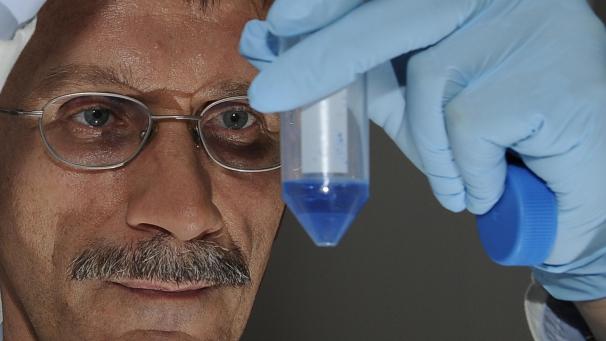 <p>Ortwin Adams befüllt ein Reagenzglas mit einer Pipette: Der Virologe hat sich über die gut gefüllten EM-Stadien geäußert.</p>