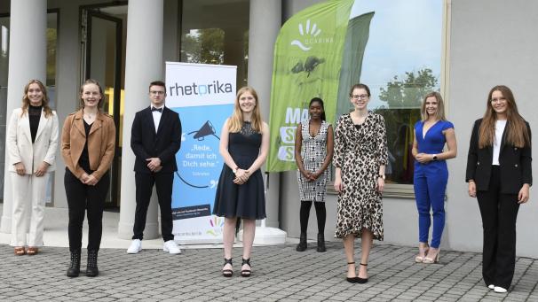 <p>Gruppenbild der acht Rhetorika-Finalisten, für die es am Samstag ernst wird - von links: Kathrin Haas, Kristina Pankert, Tom Ernst, Ellen Theissen, Berie Wangata-Membo, Laura Wiens, Mariah Leyens und Mayra Paquet.</p>