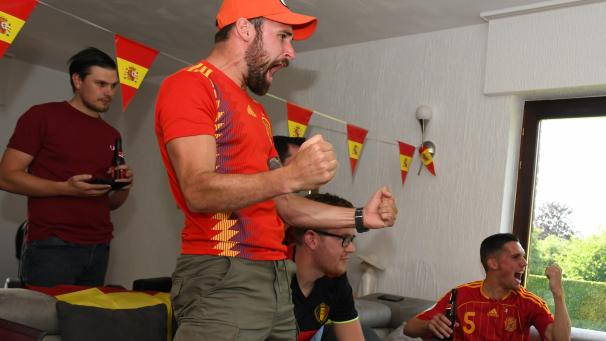 <p>Früher Jubel von Miguel Ordonez: Bereits nach sieben Minuten ging Spanien durch ein Eigentor in Front.</p>