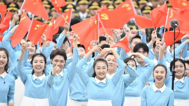 <p>Während Chinas Staats- und Parteichef Xi Jinping die absolute Führungsrolle der Kommunistischen Partei unterstreicht, winken Tausende Menschen mit chinesischen Flaggen.</p>