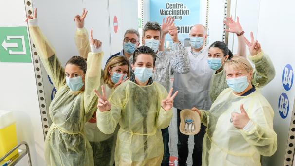 <p>Ein Grund für die guten Fallzahlen ist die schnell voranschreitende Impfkampagne in unserem Land. Die Stimmung in den Impfzentren ist gut, wie hier am Flughafen von Lüttich.</p>