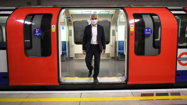 <p>Sadiq Khan, Bürgermeister von London, steigt aus einer U-Bahn an der Waterloo-Station in London aus, um die U-Bahn-Linie Waterloo &amp; City line zum ersten Mal seit Beginn der Corona-Pandemie wiederzueröffnen.</p>