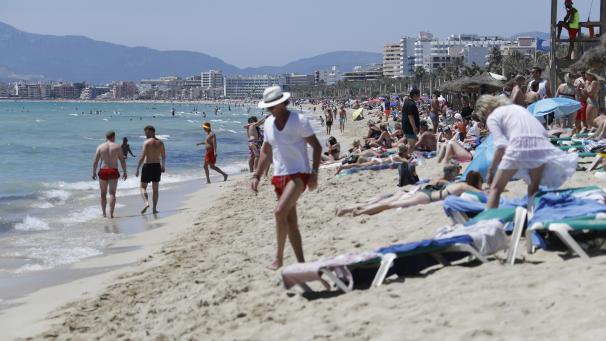 <p>Touristen am Strand von Arenal in Palma de Mallorca. Die Maskenpflicht wurde in Spanien erheblich gelockert. Mund-Nasen-Schutz muss im Freien nicht mehr immer und überall getragen werden.</p>