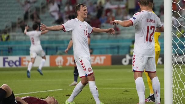 <p>Kasper Dolberg und Mikkel Damsgaard feiern das 2:0 für Dänemark.</p>
