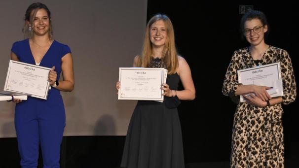 <p>Die drei Erstplatzierten bei der Rhetorika: Siegerin Ellen Theissen (Mitte), die Zweite Laura Wiens (r.) und Mariah Leyens (l.) wurde Dritte.</p>