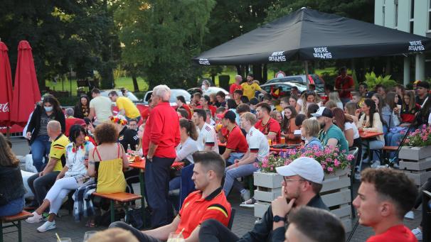 <p>Gute Stimmung herrschte vor dem Parkhotel.</p>