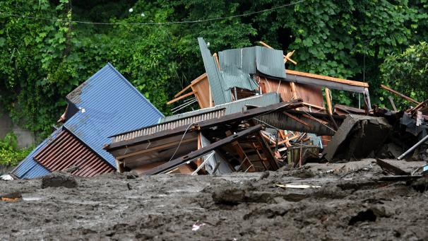 <p>Die Schlammlawine war mit donnerndem Getöse einen Bergabhang hinabgerauscht und hatte alles niedergewalzt, was ihr in den Weg kam.</p>