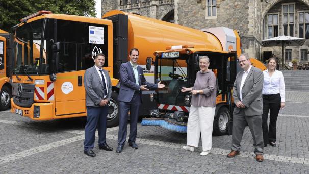 <p>Ein Novum für Aachen: Achim Knoll, Bereichsleiter Einkauf und Technik des Aachener Stadtbetriebs, Thomas Thalau, Leiter Aachener Stadtbetrieb, Oberbürgermeisterin Sibylle Keupen, Klaus Mees, Bergdirektor des Ministeriums für Wirtschaft, Innovation, Digitalisierung und Energie des Landes NRW, und Julia Scholtes, Gesamtprojektleiterin „AachenMooVe!“ (von links), freuen sich, dass in Aachen nun wasserstoffbetriebene Abfallsammelfahrzeuge eingesetzt werden</p>