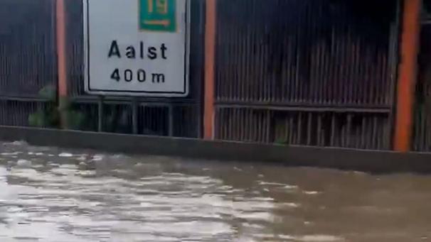 <p>Die E40 in Höhe Aalst steht unter Wasser.</p>