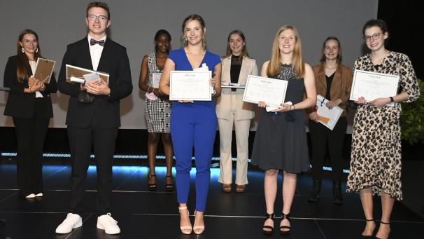 <p>Gewinnen konnte am Ende nur eine Person, aber preisverdächtig waren alle Beiträge der acht Finalisten, die sich hier zum Gruppenbild stellten.</p>