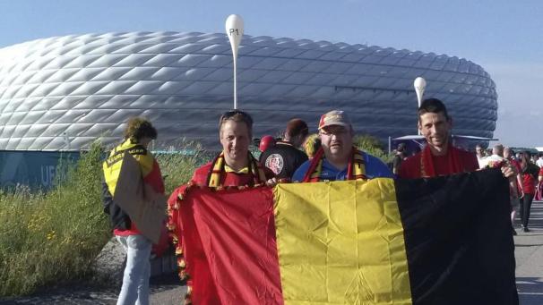 <p>Die drei Ostbelgier vor der Allianz-Arena.</p>