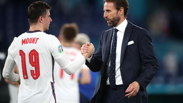 <p>Gareth Southgate, hier mit Mason Mount, hat die „Three Lions“ verjüngt.</p>